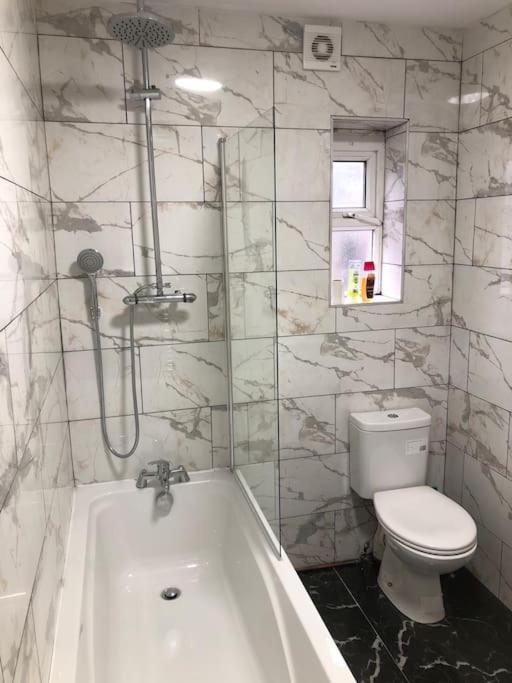 Lovely 3 Bedroom Entire Home With Street Parking - Close To Nec, Bhx Airport - Sleeps 6 Guests Ideal For Contractors & Families バーミンガム エクステリア 写真