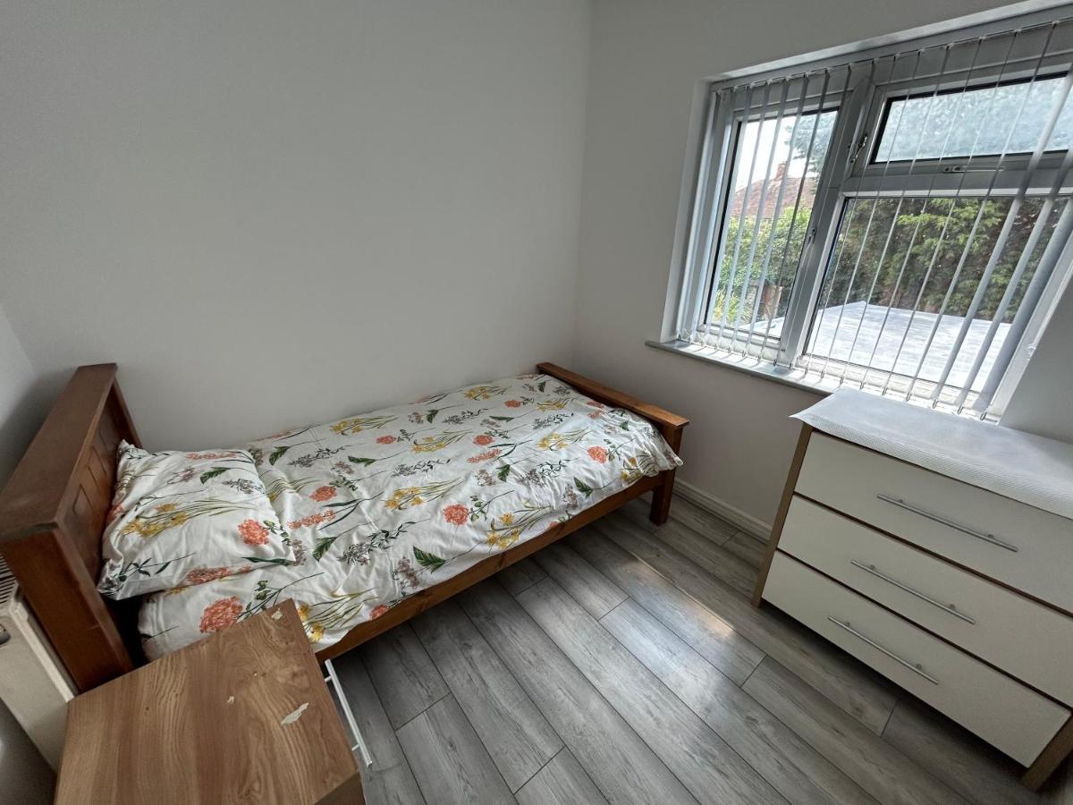 Lovely 3 Bedroom Entire Home With Street Parking - Close To Nec, Bhx Airport - Sleeps 6 Guests Ideal For Contractors & Families バーミンガム エクステリア 写真