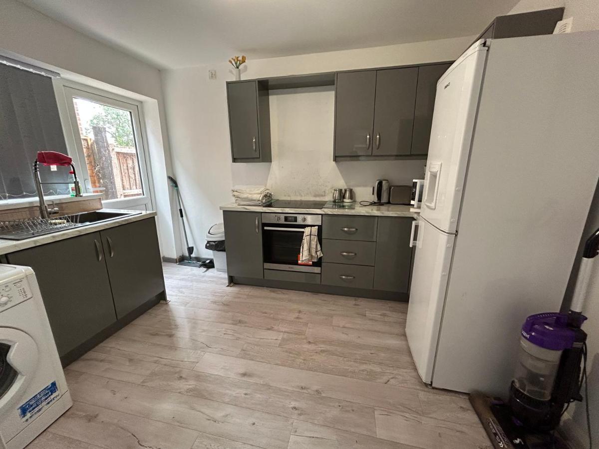 Lovely 3 Bedroom Entire Home With Street Parking - Close To Nec, Bhx Airport - Sleeps 6 Guests Ideal For Contractors & Families バーミンガム エクステリア 写真